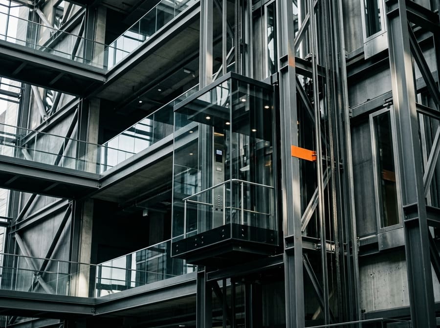 Ascenseur panoramique vitré dans l’atrium d’un immeuble de bureaux au Kirchberg