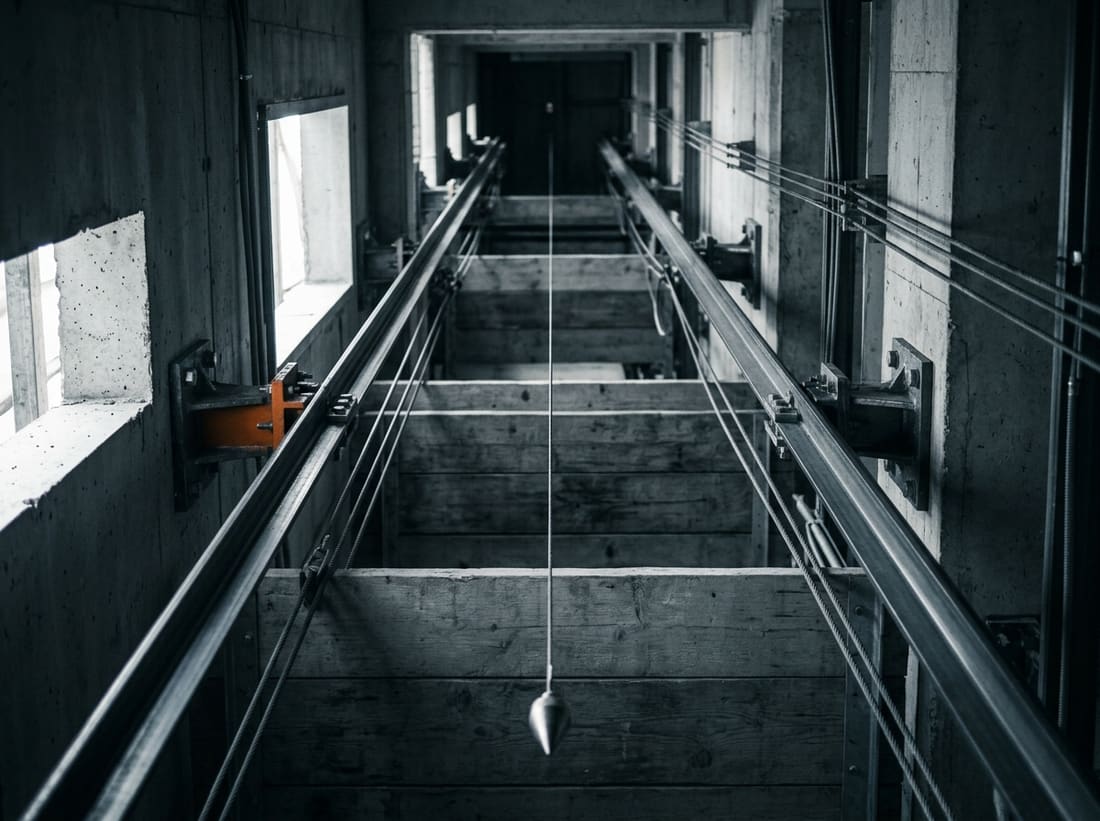 Gaine d’ascenseur en cours d’installation avec rails de guidage en acier